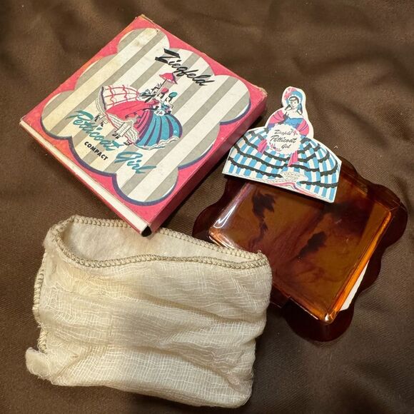 Pink and Blue Vintage Compact with Dancing Figures - Picture 7 of 7